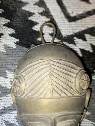 ancien grand masque en bronze africain en bon etat