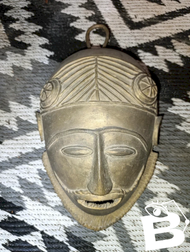 ancien grand masque en bronze africain en bon etat