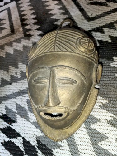 ancien grand masque en bronze africain en bon etat