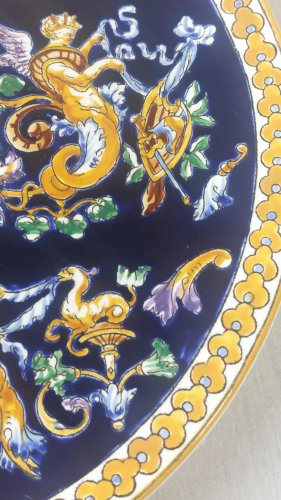 Ancien grand plat, décor renaissance fond bleu, en céramique de Gien