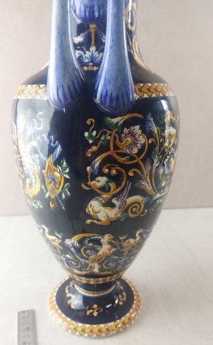 Ancien grand vase balustre, décor renaissance fond bleu, en céramique de Gien