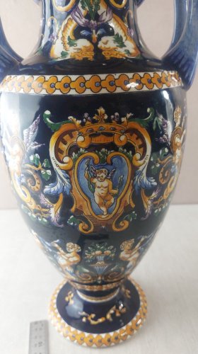 Ancien grand vase balustre, décor renaissance fond bleu, en céramique de Gien