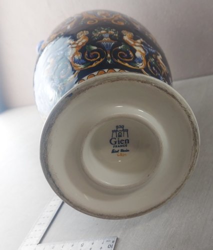 Ancien grand vase balustre, décor renaissance fond bleu, en céramique de Gien