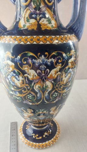 Ancien grand vase balustre, décor renaissance fond bleu, en céramique de Gien