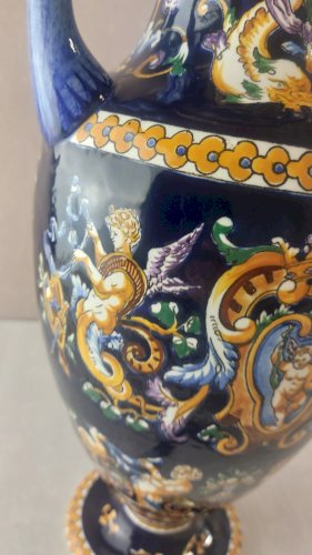 Ancien grand vase balustre, décor renaissance fond bleu, en céramique de Gien