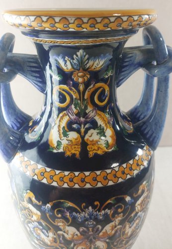 Ancien grand vase balustre, décor renaissance fond bleu, en céramique de Gien