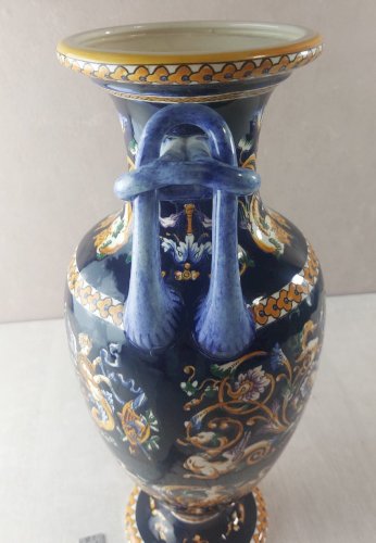 Ancien grand vase balustre, décor renaissance fond bleu, en céramique de Gien