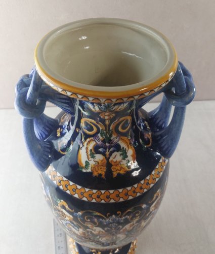 Ancien grand vase balustre, décor renaissance fond bleu, en céramique de Gien