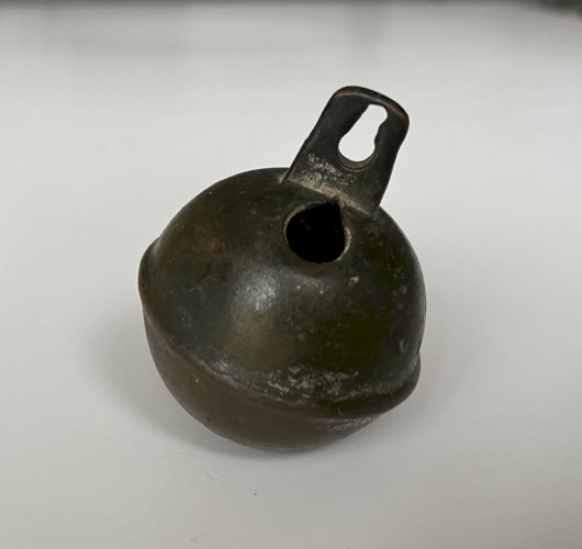 ancien grelot sonnaille en bronze laiton chiffre 8 gravé brebis chasse d 3,5 cm