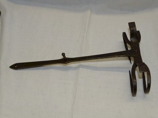 - ANCIEN GRILLE PAIN DE CHEMINEE FER FORGE COLLECTION ART  POPULAIRE déco    D