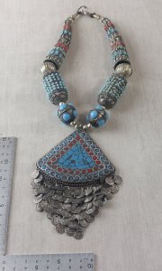Old chunky ethnic necklace, turquoise and coral, in silver-plated metal.