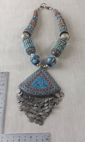 Ancien gros collier ethnique, turquoise et corail, en métal argenté ^