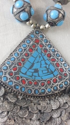 Ancien gros collier ethnique, turquoise et corail, en métal argenté ^