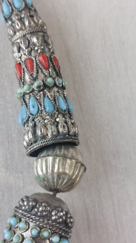 Ancien gros collier ethnique, turquoise et corail, en métal argenté ^