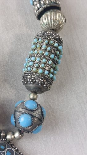 Ancien gros collier ethnique, turquoise et corail, en métal argenté ^