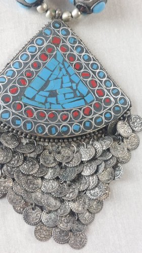 Ancien gros collier ethnique, turquoise et corail, en métal argenté ^