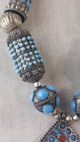 Ancien gros collier ethnique, turquoise et corail, en métal argenté ^