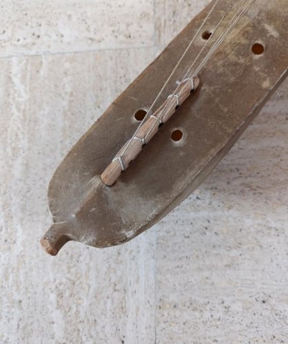 Ancien harpe dorigine africaine en bois et peau en bon etat(made in chiner )