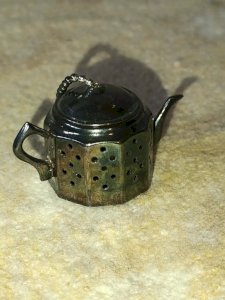old English tea infuser shaped like a teapot in good condition