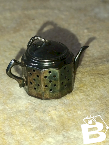 ancien infuseur a the anglais en forme de théière en bon etat