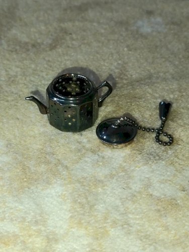 ancien infuseur a the anglais en forme de théière en bon etat