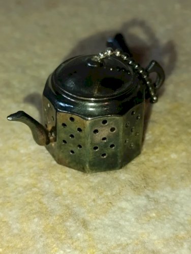 ancien infuseur a the anglais en forme de théière en bon etat