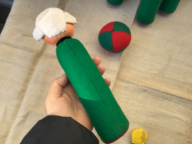 Ancien Jeu de 6 quilles Bécassine en feutrine / tissu vintage Pinchon H 24 cm