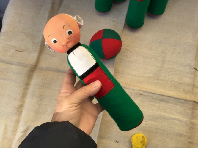 Ancien Jeu de 6 quilles Bécassine en feutrine / tissu vintage Pinchon H 24 cm