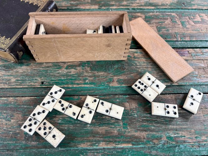 Ancien jeu de dominos en os et bois – 24 pièces – boîte en bois d’origine XIXe