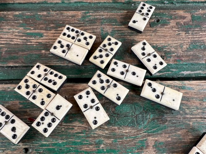 Ancien jeu de dominos en os et bois – 24 pièces – boîte en bois d’origine XIXe