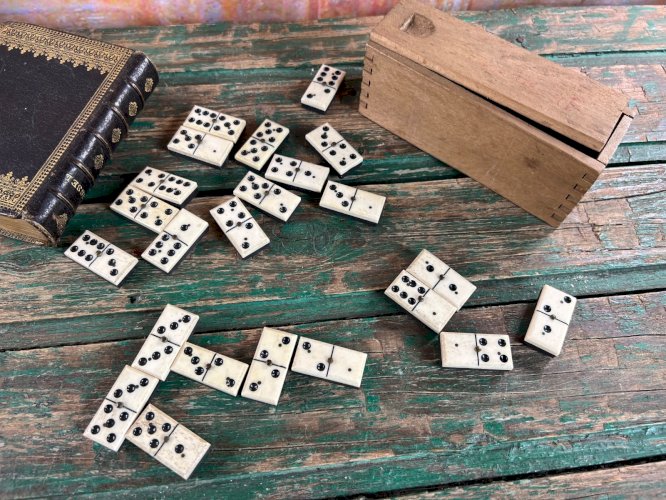 Ancien jeu de dominos en os et bois – 24 pièces – boîte en bois d’origine XIXe