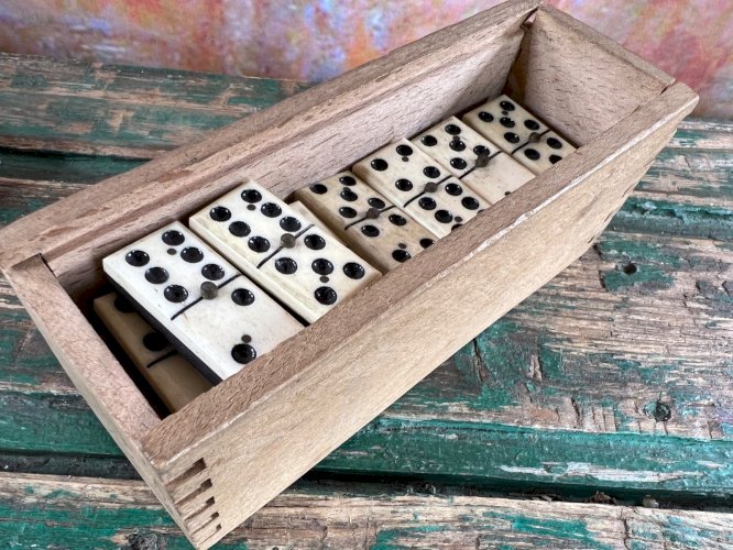 Ancien jeu de dominos en os et bois – 24 pièces – boîte en bois d’origine XIXe