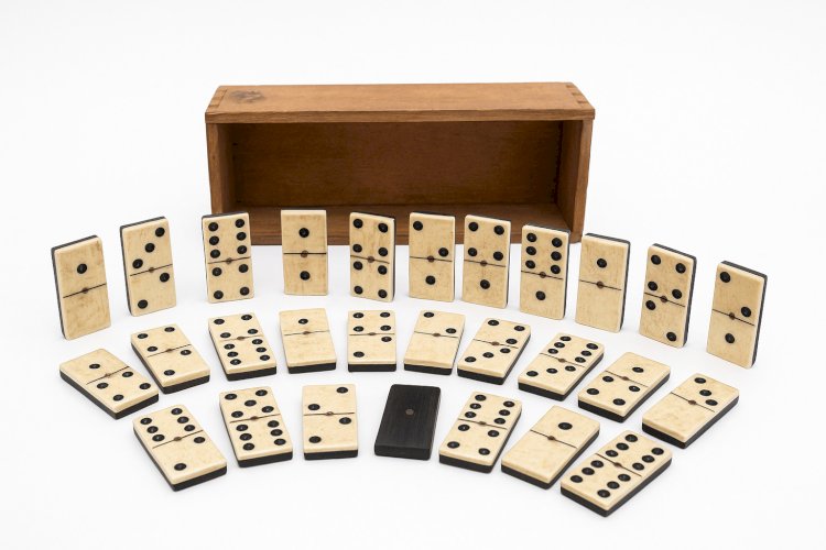 Ancien jeu de dominos en os et bois – grand format 4,8 cm – XIXe rivet laiton