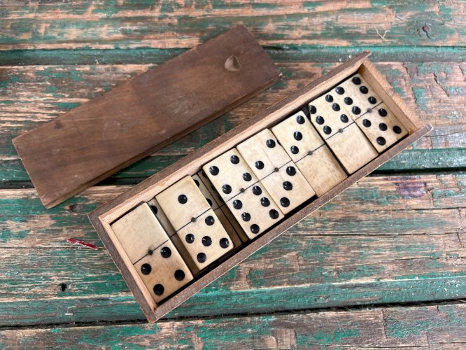 Ancien jeu de dominos en os et bois – grand format 4,8 cm – XIXe rivet laiton
