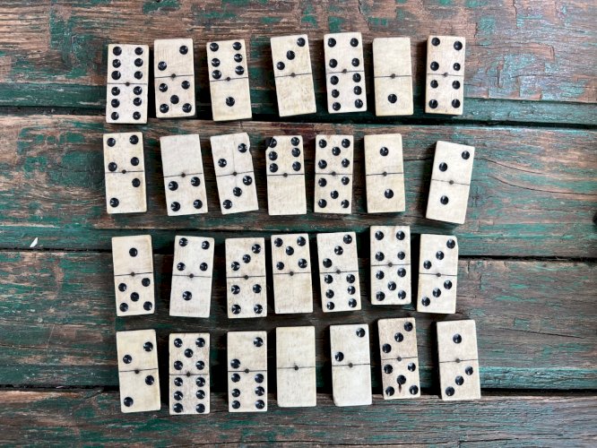 Ancien jeu de dominos en os et bois – grand format 4,8 cm – XIXe rivet laiton