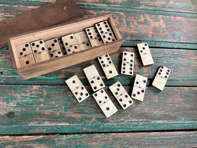 Ancien jeu de dominos en os et bois – grand format 4,8 cm – XIXe rivet laiton