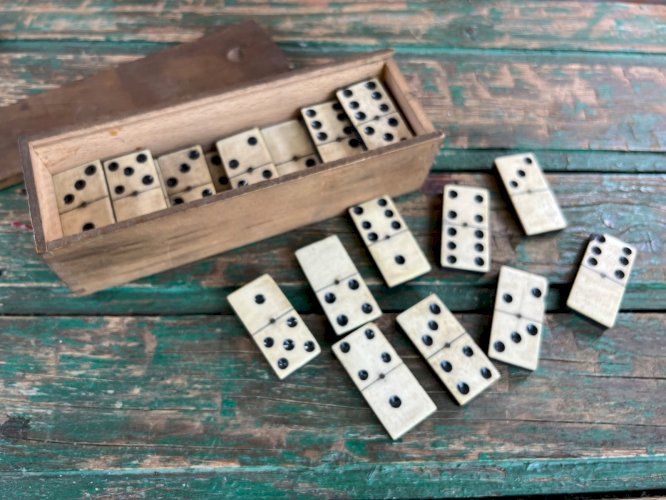 Ancien jeu de dominos en os et bois – grand format 4,8 cm – XIXe rivet laiton