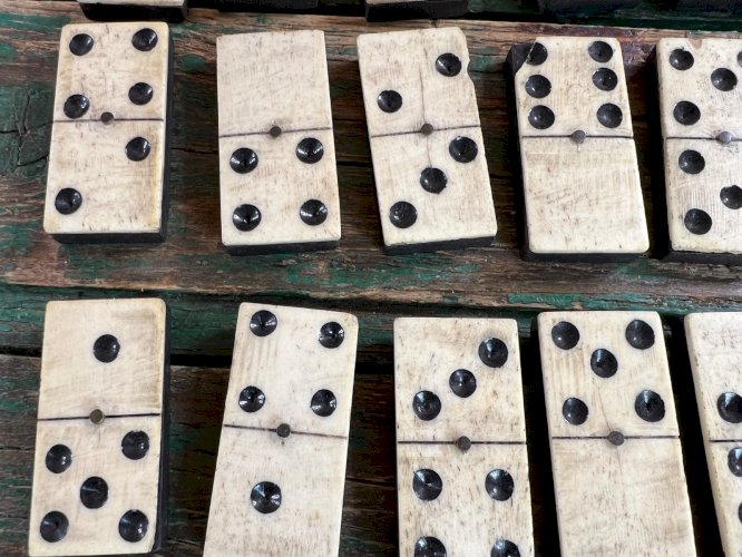 Ancien jeu de dominos en os et bois – grand format 4,8 cm – XIXe rivet laiton