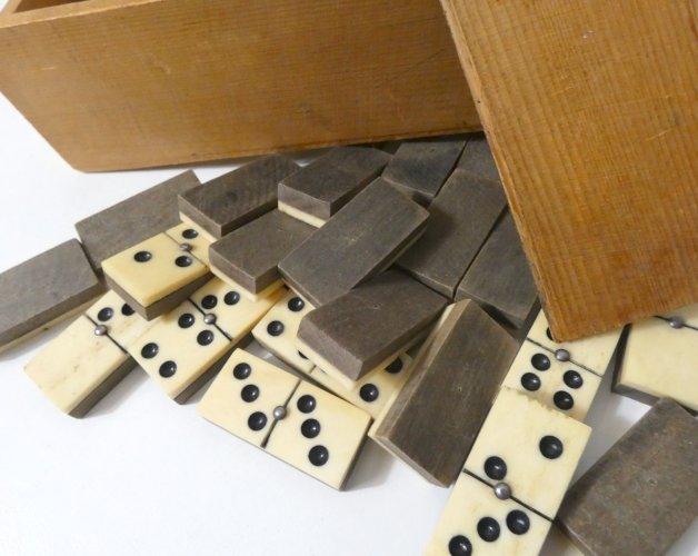 Ancien jeu de dominos en os et bois