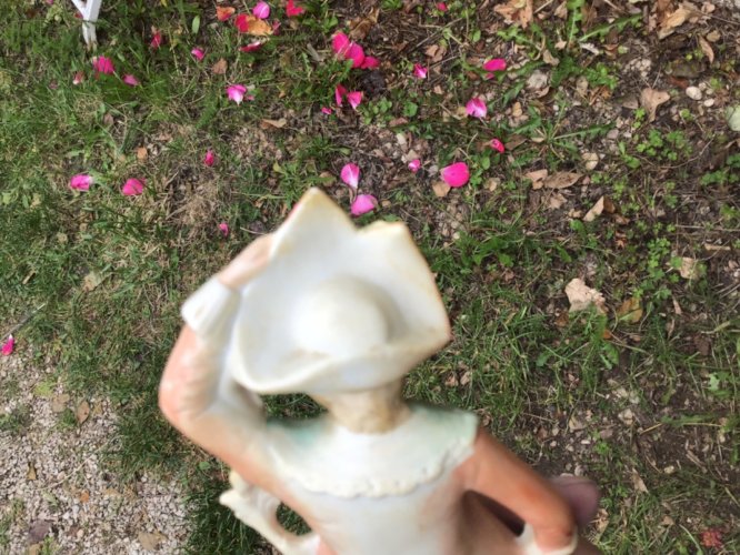 Ancien joli petit figurine sujet en Biscuit porcelaine  Enfant jeune garçon ht24