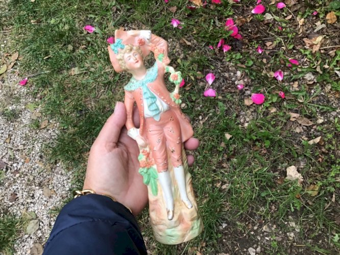 Ancien joli petit figurine sujet en Biscuit porcelaine  Enfant jeune garçon ht24