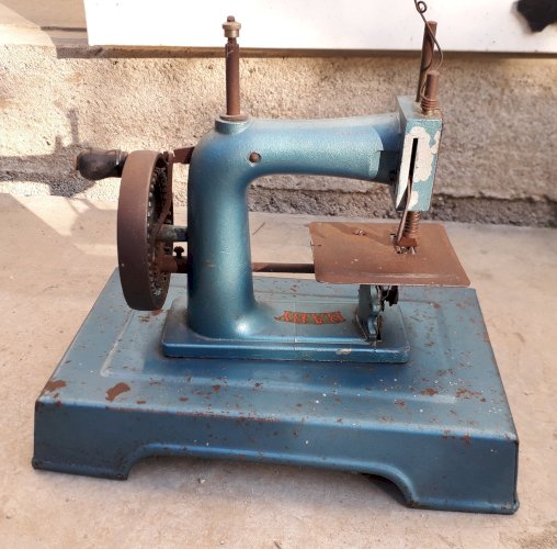 Ancien jouet machine à coudre