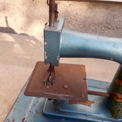 Ancien jouet machine à coudre