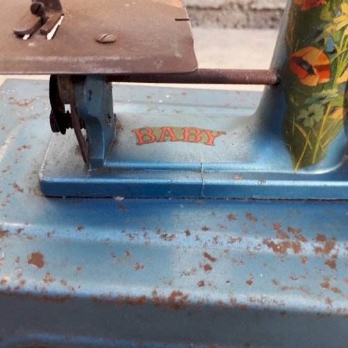 Ancien jouet machine à coudre