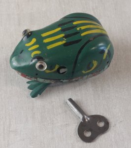 Ancien jouet mécanique, grenouille à clé, en tôle