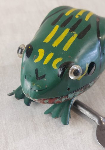 Ancien jouet mécanique, grenouille à clé, en tôle