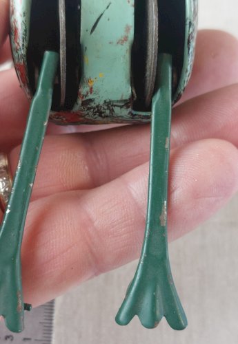 Ancien jouet mécanique, grenouille à clé, en tôle