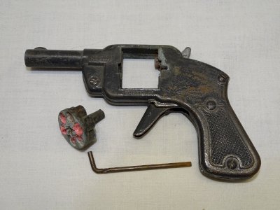- ANCIENT SOLIDO TOY in ZAMAC REVOLVER WITH CAP ROUND CYLINDER DISPLAY D