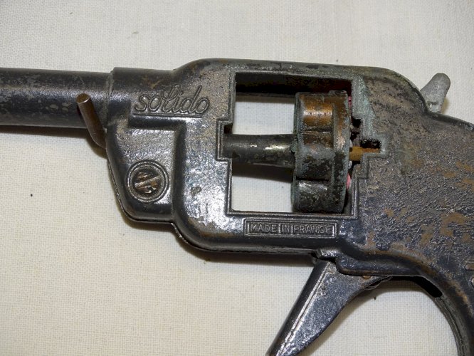 -ANCIEN JOUET SOLIDO en ZAMAC REVOLVER A AMORCES A BARILLET TOURNANT  VITRINE  D