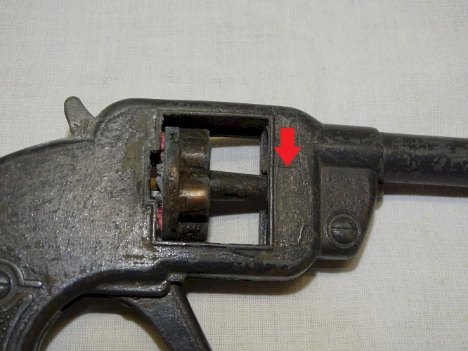 -ANCIEN JOUET SOLIDO en ZAMAC REVOLVER A AMORCES A BARILLET TOURNANT  VITRINE  D